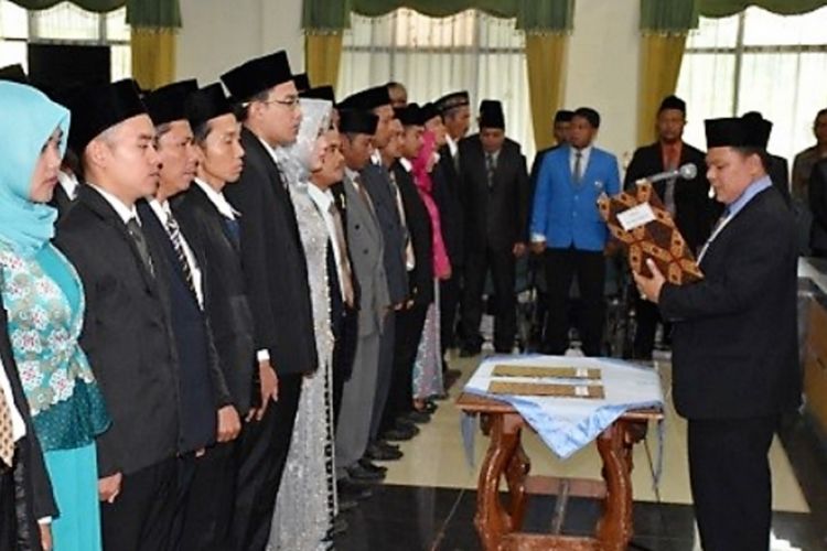 Bupati Tasikmalaya Uu Ruzhanul Ulum saat acara pelantikan PPK Kabupaten Tasikmalaya untuk Pilgub Jawa Barat, Senin (30/10/2017)