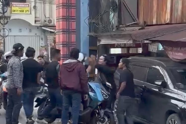 Viral, Video Driver Ojol Diduga Dikeroyok Saat Bonceng Istri dan Anak di Samarinda, Apa yang Terjadi?