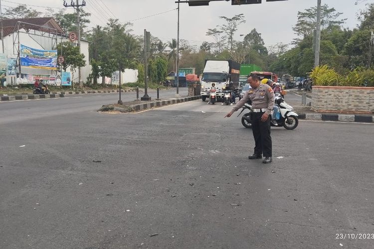 Anggota Satlantas Polres Salatiga melakukan olah TKP kecelakaan di JLS, Senin (23/10/2023)