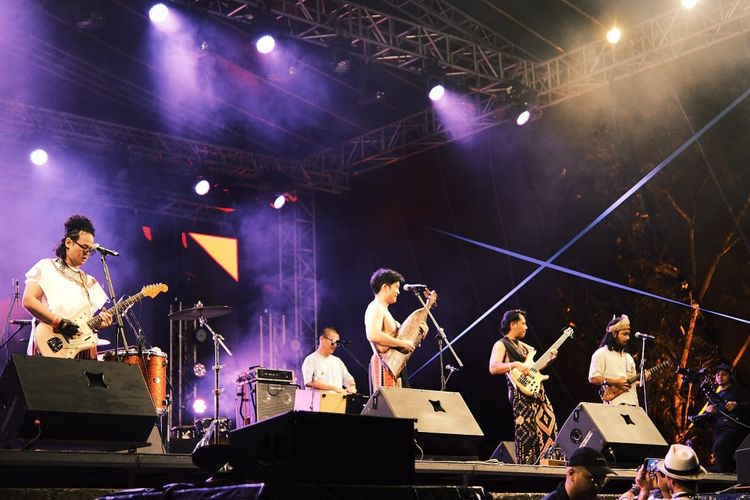 Meruked menutup malam pembukaan RWMF 2025 dengan penampilan enerjik, mencerminkan semangat dan warna khas festival tersebut.  