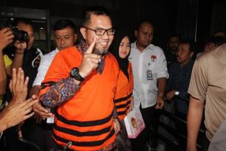 Komisi Pemberantasan Korupsi menahan Bupati Empat Lawang Budi Antoni Aljufri dan istrinya Suzanna, di Jakarta Selatan, Senin (6/7/2015). Keduanya ditahan setelah ditetapkan sebagai tersangka kasus dugaan suap kepada mantan Ketua Mahkamah Konstitusi, Akil Mochtar, terkait sengketa pemilihan kepala daerah Empat Lawang di Mahkamah Konstitusi (MK).