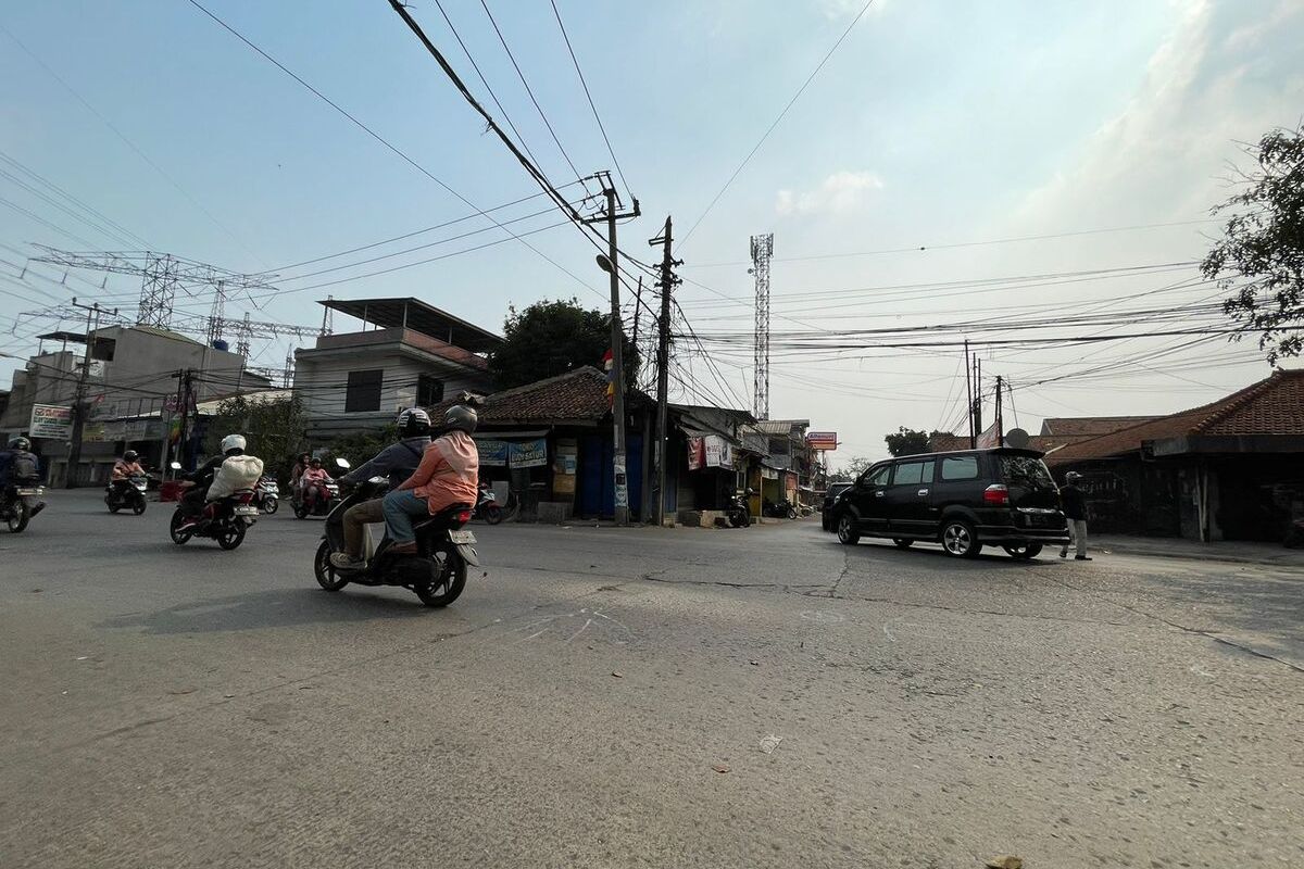 Kondisi Tempat Kejadian Perkara (TKP) kecelakaan tunggal yang diduga diakibatkan oleh fiber kabel optik yang menggelayut di Jalan Mohammad Toha, Kampung Palasari, Kelurahan Pasawahan, Kecamatan Dayeuhkolot, Kabupaten Bandung. Kecelakan tersebut, terjadi pada Sabtu (9/9/2023).