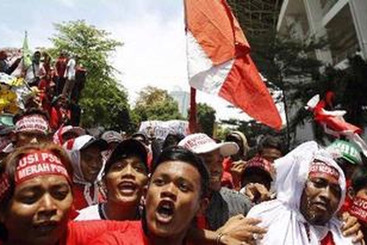 Pecinta sepak bola Indonesia berunjuk rasa di depan Kantor PSSI, Kompleks Stadion Gelora Bung Karno, Senayan, Jakarta, Kamis (24/2/2011). Mereka menyegel Kantor PSSI dan menuntut Ketua PSSI Nurdin Halid turun dari jabatannya. 