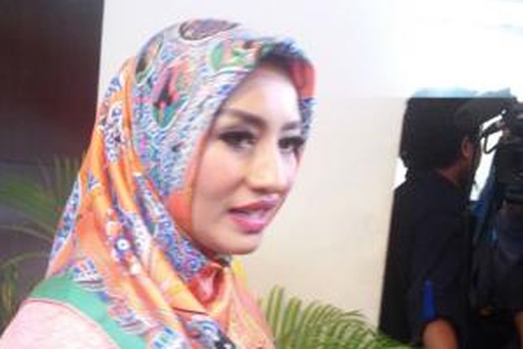 Shinta Bachir usai wawancara dengan para peliput di kawasan Kebon Sirih, Jakarta Pusat, Senin (8/6/2015) siang. 