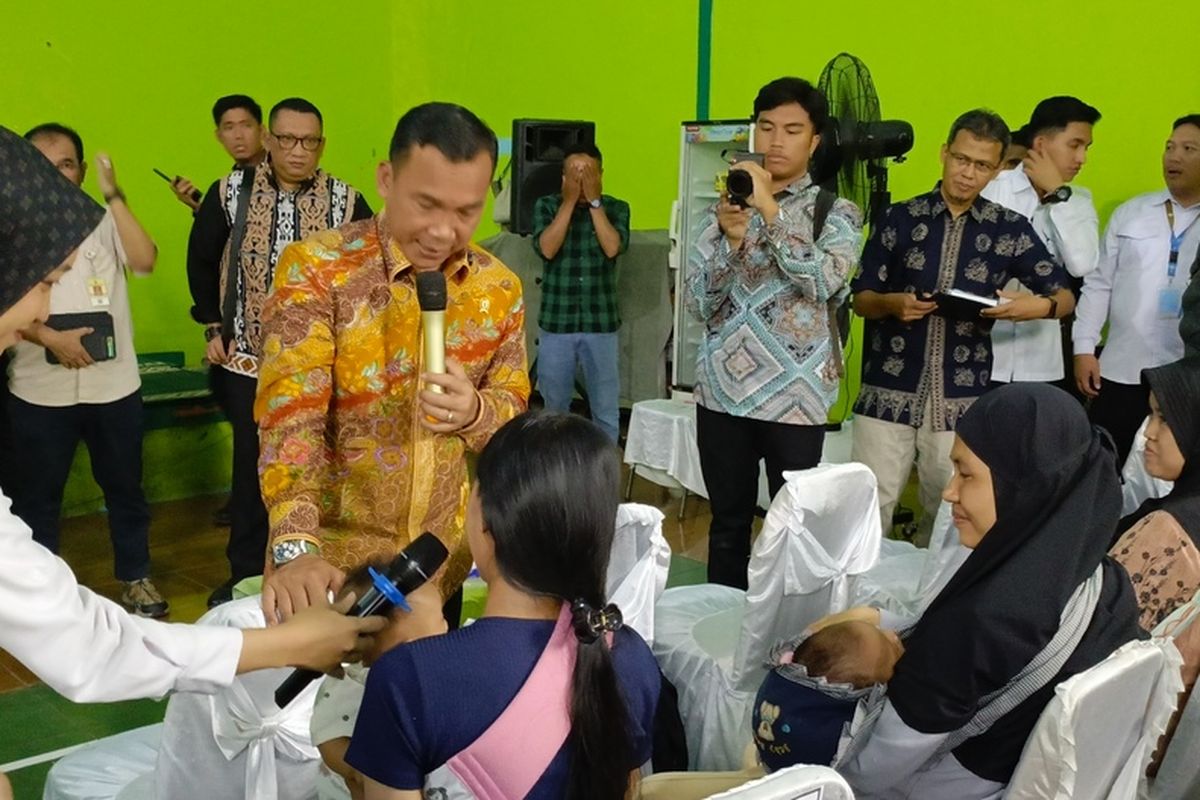 Menteri Kependudukan dan Pembangunan Keluarga atau Kepala Badan Kependudukan dan Keluarga Berencana Nasional (Kemendukbangga/BKKBN) Wihaji, saat melakukan dialog dengan Ibu Hamil di Desa Sarangmekar, Kecamatan Ciparay, Kabupaten Bandung, Jawa Barat, Selasa (18/2/2025)
