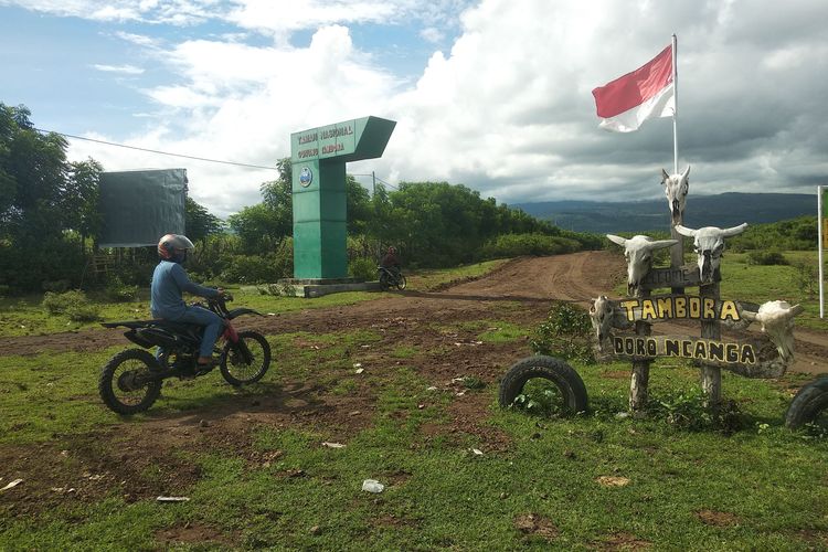 Aktivitas Pendakian Gunung Tambora Dibuka meski Statusnya Masih Waspada