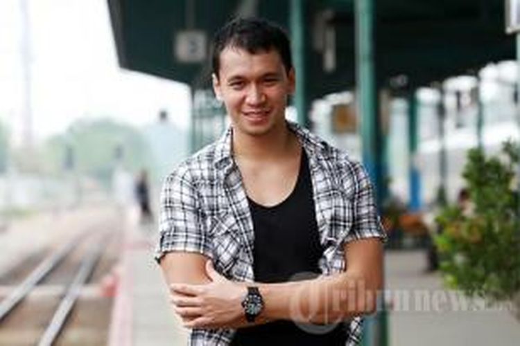 Artis peran Samuel Rizal menjadi model klip video single solo pertama Ashanty, yang berjudul 'Kesakitanku', di Stasiun Manggarai, Jakarta Selatan, Selasa (25/9/2012).