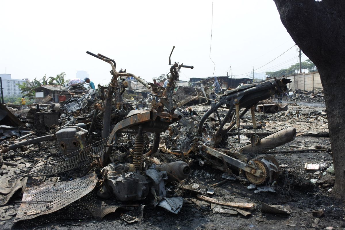 Tiga kerangka unit motor yang hangus terbakar saat musibah kebakaran melanda permukiman di RT 10 RW 01, Kelurahan Semenan, Kecamatan Kalideres, Jakarta Barat, Rabu (28/8/2019), pukul 14.00 WIB.