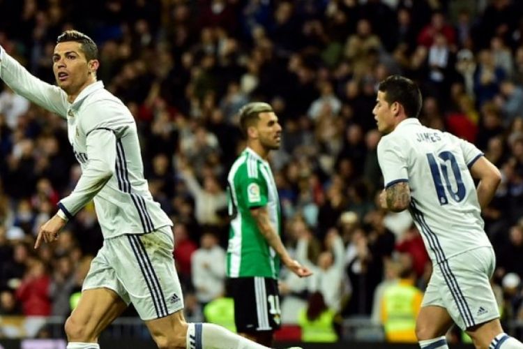 Penyerang Real Madrid, Cristiano Ronaldo (kiri), merayakan gol yang dia cetak ke gawang Real Betis dalam pertandingan La Liga di Stadion Santiago Bernabeu, Madrid, Spanyol, pada 12 Maret 2017.