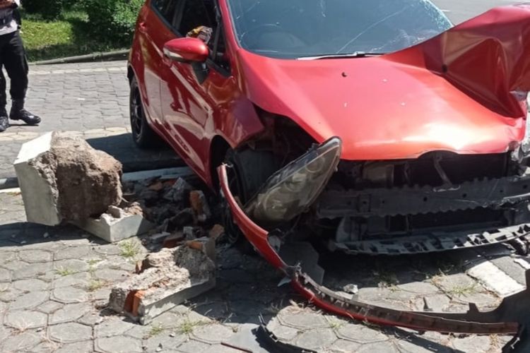 Potret Mobil Ford Fiesta bernomor pelat K 1208 VB ringsek setelah tabrak Kereta Jaladara, terjadi di Jalan Slamet Riyadi, Kota Solo, Jawa Tengah (Jateng).