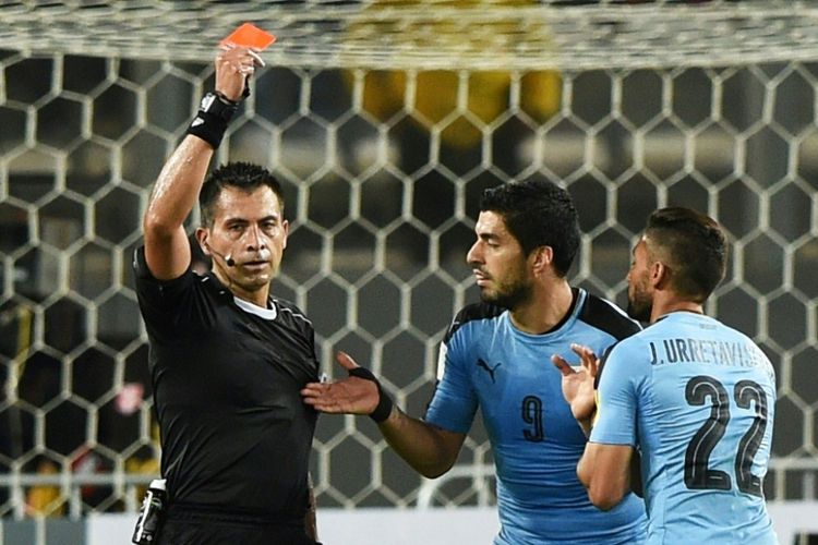 Jonathan Urretaviscaya (22) diganjar kartu merah saat Uruguay kalah dari Peru pada partai Kualifikasi Piala Dunia zona Amerika Selatan, Selasa (28/3/2017).