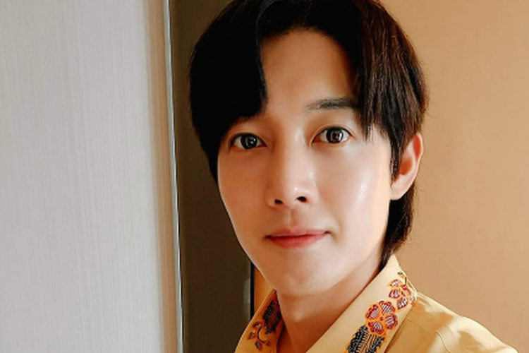 Ada di Kota Tua, Kim Hyun Joong Buat Heboh Usai Bagikan Rekaman Momen Pesepeda Jatuh