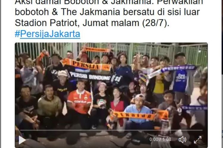 Aksi damai bobotoh dan Jakmania di luar Stadion Patriot, Jumat (28/7/2017) malam. Sebuah langkah awal yang sangat bagus untuk perdamaian antarsuporter di Tanah Air.