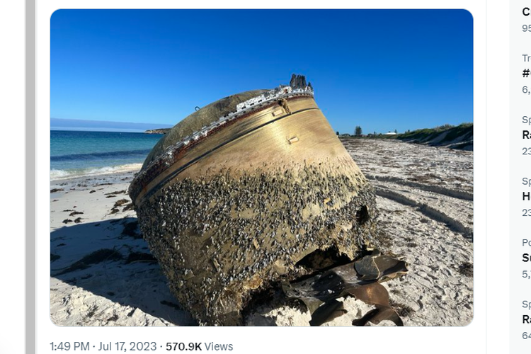 Tangkapan layar Twitter @AusSpaceAgency yang memuat gambar benda misterius di sebuah pantai terpencil di Australia.