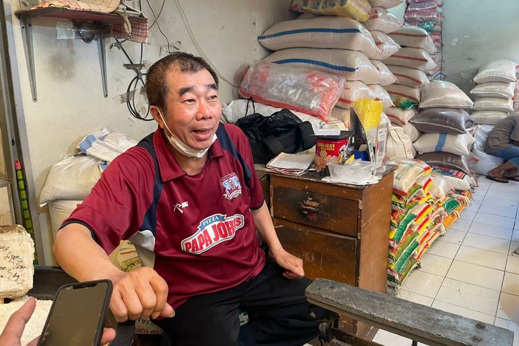 Pedagang beras di Pasar Koja Baru, Sahap Effendi (64), saat ditemui Kompas.com pada Rabu (18/10/2023).