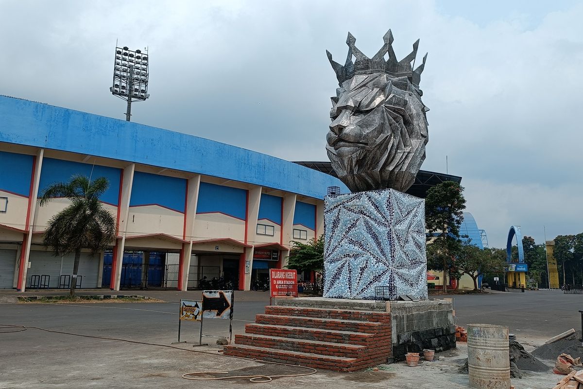 Patung Singa yang dibuat oleh seniman asal Yogyakarta menghiasi Stadion Kanjuruhan, Kabupaten Malang.