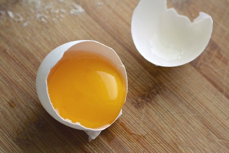 Kuning telur mengandung kolesterol tinggi, tetapi juga memberikan berbagai nutrisi penting untuk kesehatan.