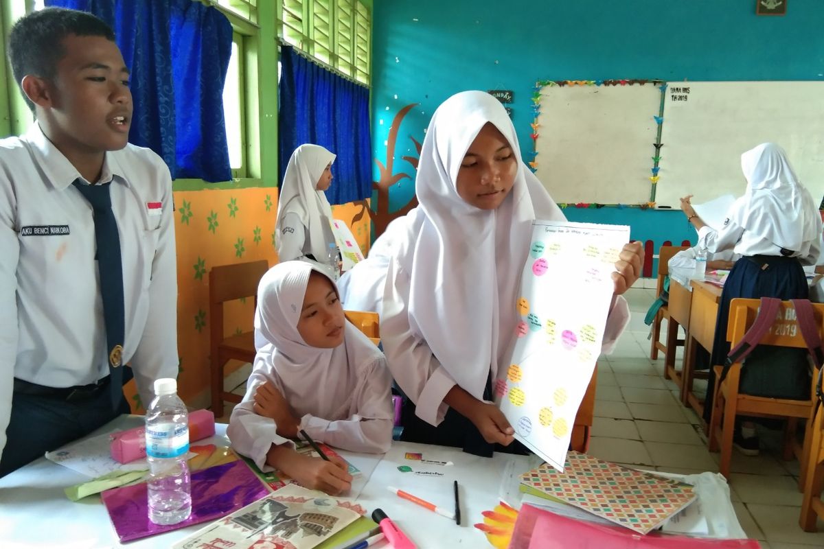 Siswa SMPN 21 Batang Hari, Jambi. sedang melakukan pembelajaran menggunakan Graphic organizer (GO) yang dikembangkan Metty Hartina, guru bahasa Indonesia untuk melatih siswa terampil dalam mengidentifikasi informasi teks eksposisi.