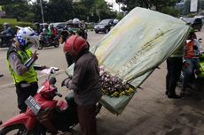 Angkut Barang Pakai Sepeda Motor, Enggak Boleh Sembarangan