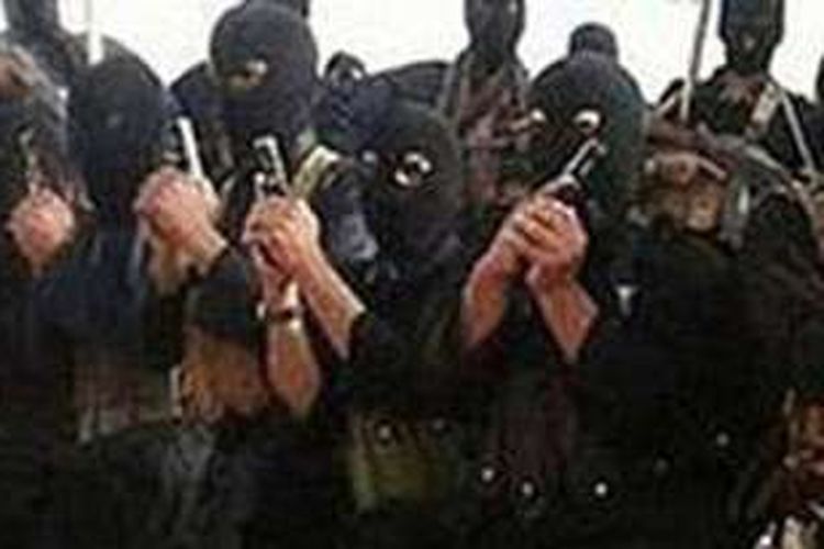 Para algojo ISIS memperlihatkan pisau yang dipakai untuk mengeksekusi 250 perempuan Irak