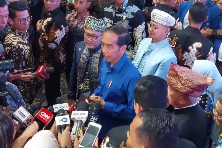Presiden Joko Widodo (Jokowi) usai menghadiri acara pembukaan Kongres ke-6 PAN, Jumat (23/8/2024) malam.
