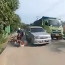 Pengendara Motor Jatuh dan Nyaris Terlindas Mobil, Hindari Rem Mendadak