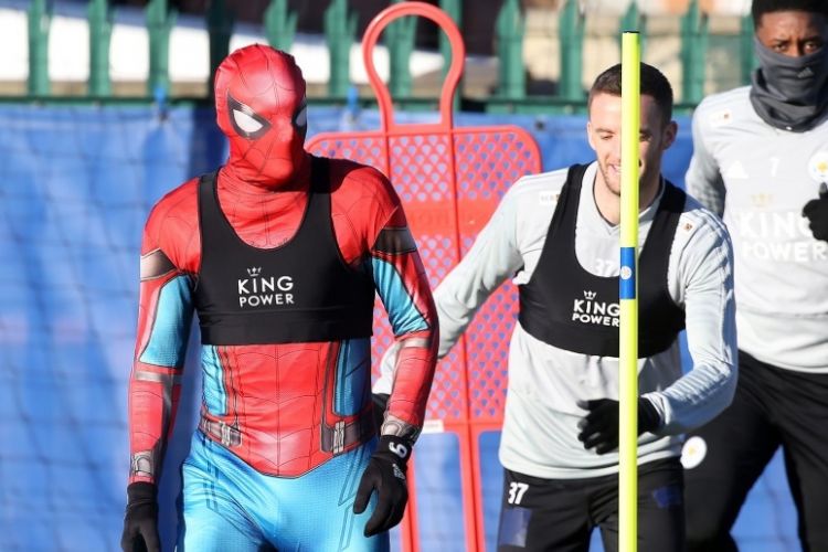 Penyerang Leicester City, Jamie Vardy, berkostum Spiderman (kiri) saat latihan rutin di lapangan latihan, Belvoir Drive, Kamis (17/01/2019).