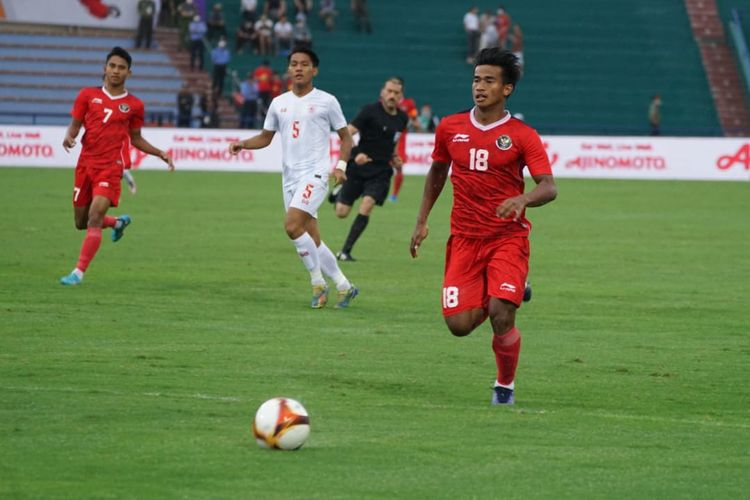 Penyerang Irfan Jauhari menggiring bola pada laga timnas Indonesia vs Myanmar di Stadion Viet Tri, Phu Tho, Minggu (15/5/2022) sore WIB.