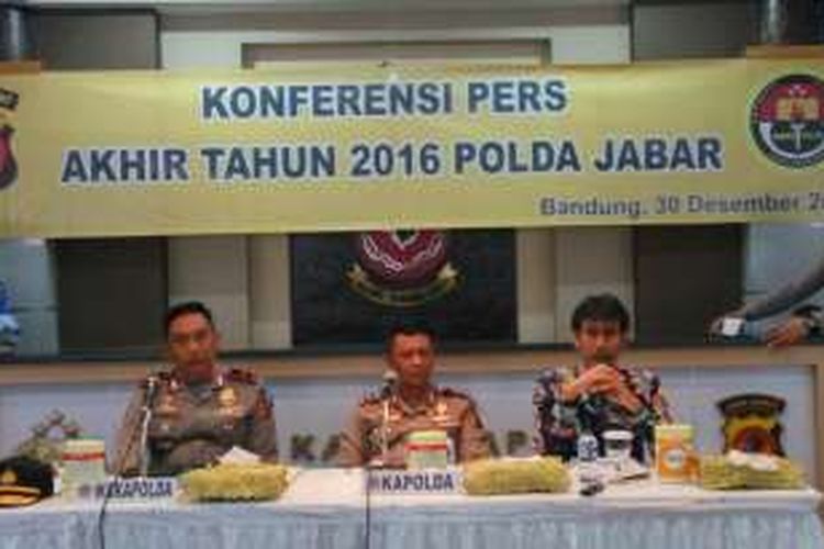 Kapolda Jawa Barat Irjen Pol Anton Charliyan menyampaikan laporan akhir tahunnya di Mapolda Jabar, Jalan Soekarno Hatta Bandung, Jumat (30/12/2016).