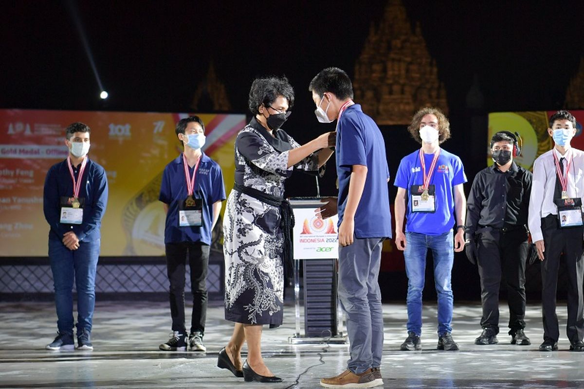 Sekretaris Jenderal (Sekjen) Kementerian Pendidikan, Kebudayaan, Riset, dan Teknologi (Kemendikbud Ristek) Suharti memberikan medali kepada salah satu peserta terbaik pada malam penutupan IOI 2022 di Kawasan Candi Prambanan, Yogyakarta, Minggu (14/8/2022). 