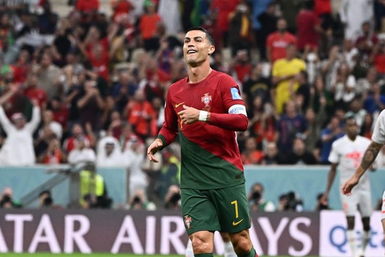 Cristiano Ronaldo saat membela Portugal melawan Swiss pada babak 16 besar Piala Dunia 2022. Laga Portugal vs Swiss yang berlangsung di Stadion Lusail, Qatar, Rabu (7/12/2022) dini hari WIB, tuntas dengan skor 6-1. (Foto oleh AFP/Fabrice COFFRINI. 