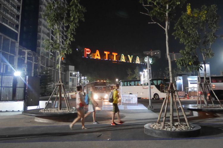 Malam hari  di Kota Pattaya, Thailand dapat menemukan banyak hiburan mulai dari hiburan, kuliner, dan belanja oleh-oleh.