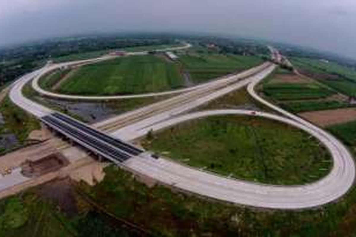 Suasana ruas jalan tol Mojokerto Barat - Mojokerto Utara, Jawa Timur, Selasa (28/06/2016). Ruas jalan tol ini akan digunakan sementara untuk jalur mudik lebaran. 