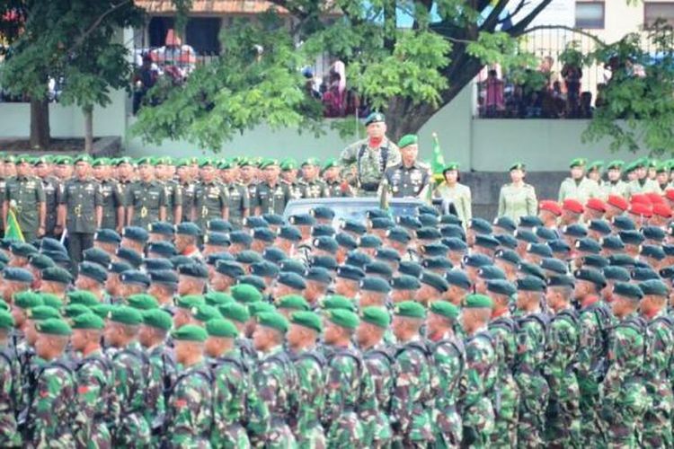 Kepala Staf Angkatan Darat (Kasad) Jenderal TNI Mulyono melakukan inspeksi pasukan dalam upacara memperingati Hari Juang Kartika 2016 di lapangan Pangsar Jenderal Sudirman, Ambarawa, Kabupaten Semarang, Kamis (15/12/2016). dok.Humas Kodam IV Diponegoro