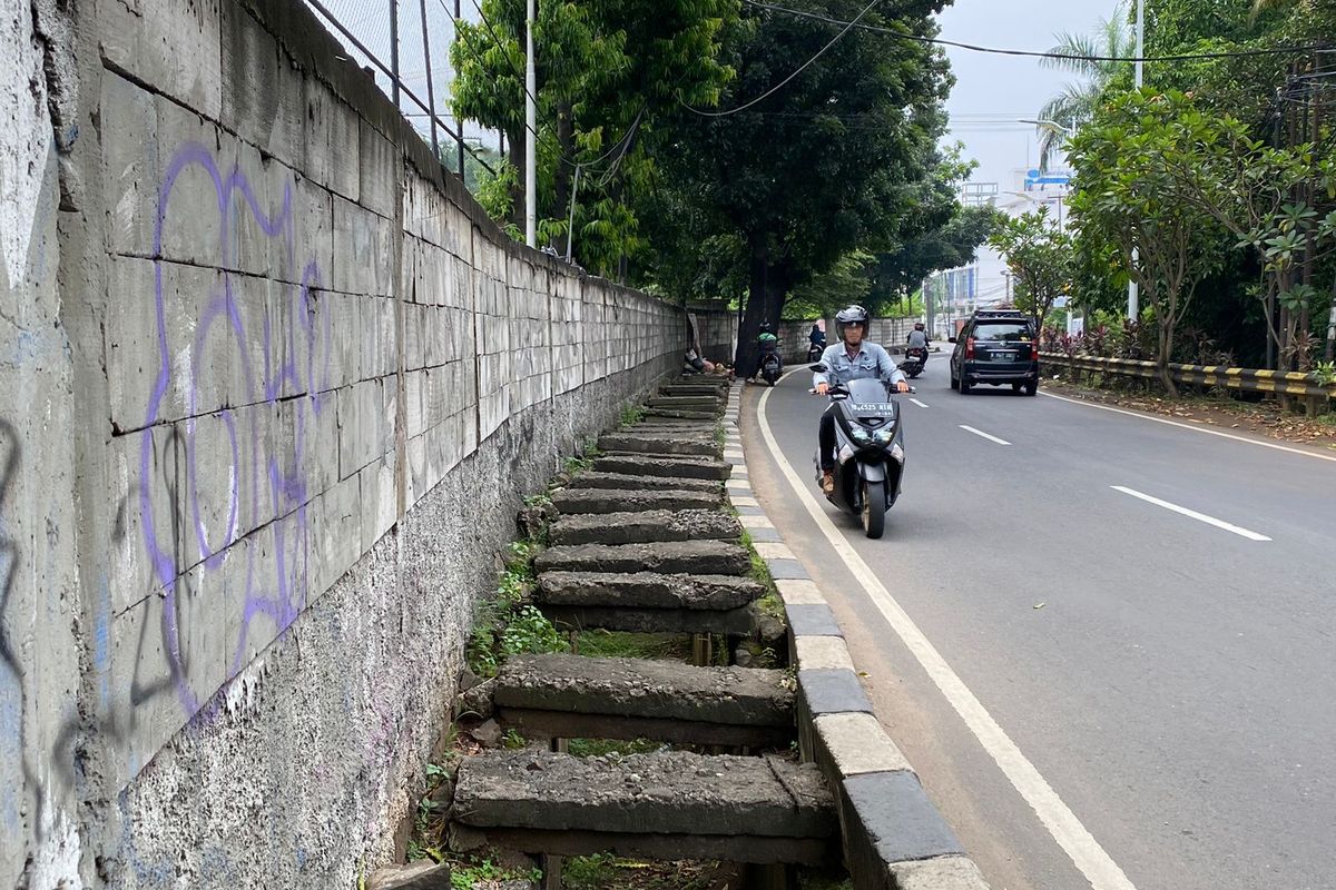 Trotoar di Jalan Lenteng Agung Raya, Lenteng Agung, Jagakarsa, Jakarta Selatan, mengalami kerusakan. 