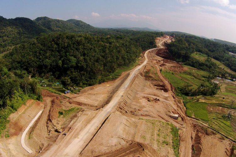 Ruas jalan tol Bawen-Salatiga, Jawa Tengah, Minggu (27/06/2016). Ruas jalan tol ini rencananya akan dibuka sementara untuk jalur mudik mulai H-7 lebaran. KOMPAS IMAGES/KRISTIANTO PURNOMO