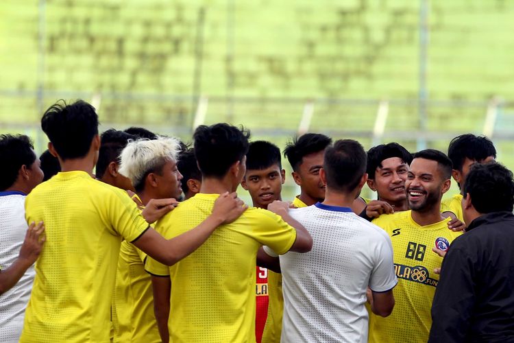Pemain asing Arema FC, Bruno Smith saat latihan perdana bersama tim di Stadion Kanjuruhan Kabupaten Malang, Jawa Timur, Senin (05/10/2020) sore.