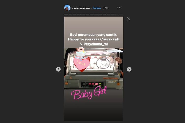 Bidik layar postingan Instagram Moammar Emka yang mengabarkan kelahiran anak pertama Aura Kasih.