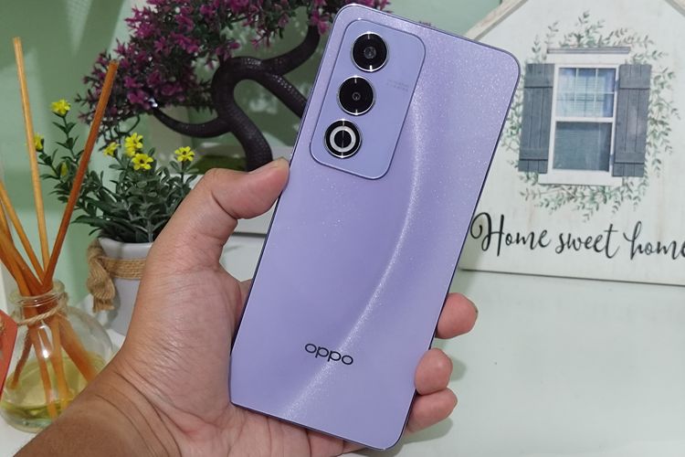 Oppo tetap menanamkan tampilan punggung mengilap yang tahan bekas sidik jari, alias Oppo Glow di punggung Oppo A3 Pro 5G. Khusus untuk warna Moonlit Purple yang KompasTekno dapat, cangkang ponsel ini menampilkan warna ungu terang yang mengilap, dengan motif yang berubah ketika punggung ponsel dilihat dari berbagai sisi.