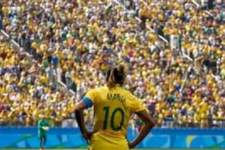 Kapten Brasil, Marta, tampak kecewa seusai gawang timnya dijebol pemain Kanada pada perebutan medali perunggu Olimpiade Rio 2016, Jumat (19/8/2016). 