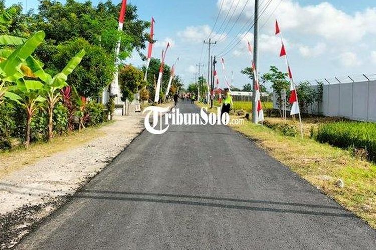 Kondisi jalan di Desa Karangmalang, Kecamatan Masaran, Sragen, Jawa Tengah, yang mulus diaspal jelang kunjungan Presiden Joko Widodo (Jokowi). Padahal sebelumnya, selama belasan tahun jalan itu rusak.