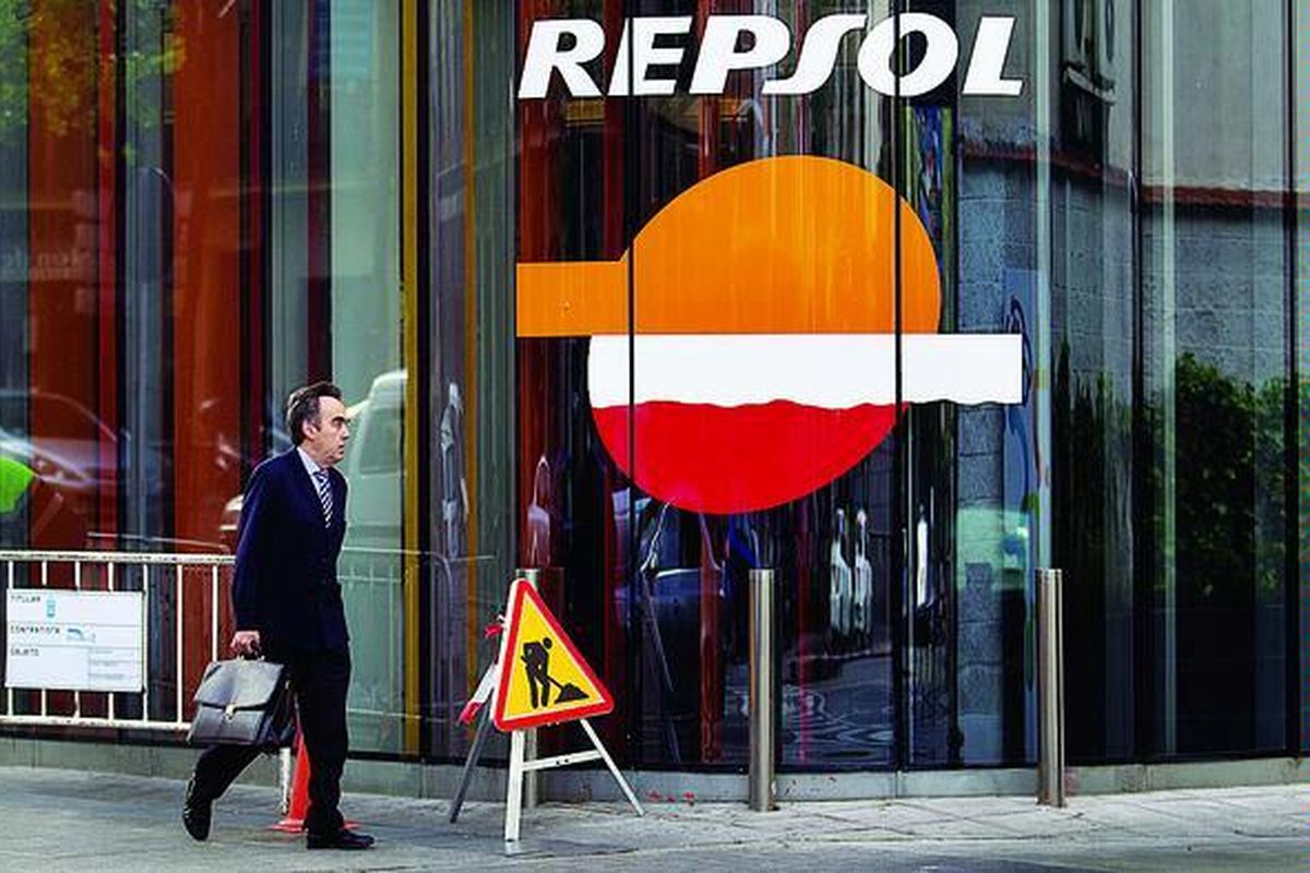 Seorang pria berjalan melewati stasiun pengisian bahan bakar Repsol di Madrid, Rabu (18/4). Upaya Argentina menasionalisasi perusahaan minyak YPF dari Repsol bisa memecahkan masalah kekurangan energi di negeri itu dan membangkitkan nasionalisme rakyat yang menuding privatisasi sebagai penyebab  ekonomi Argentina kolaps, satu dekade lalu. Namun, analis mengatakan, hal itu memberi sinyal buruk bagi pihak yang ingin berinvestasi di Argentina. Spanyol pun mengecam langkah itu dan mengancam untuk membalas.