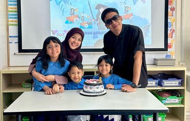 Desta kembali membagikan momen kekompakan dengan mantan istrinya, Natasha Rizky. Desta dan Natasha Rizky merayakan hari ulang tahun anaknya yang bernama Miskha Arrawfa Najma.