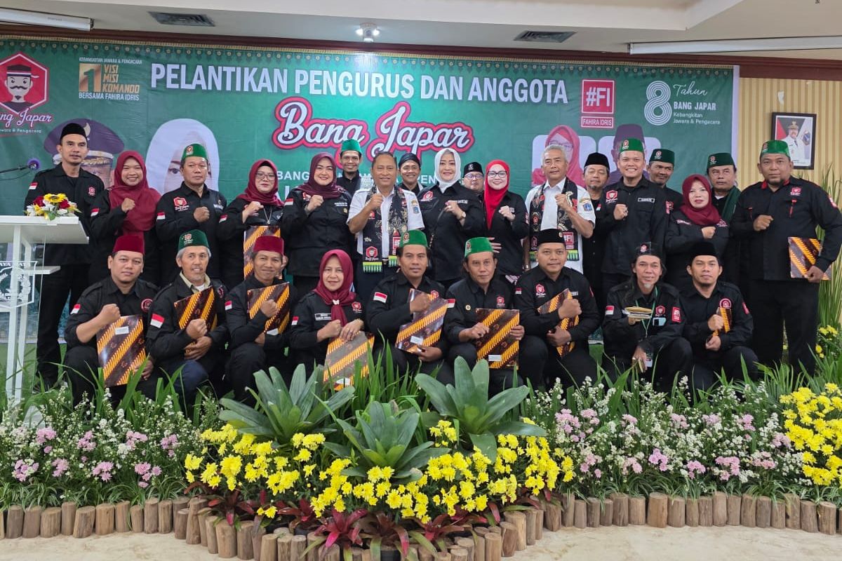 Fahira Idris berfoto bersama pengurus Kebangkitan Jawara dan Pengacara (Bang Japar) Wilayah Jakarta Selatan. Momen ini terjadi usai Fahira Idris yang juga Ketua Bang Japar melantik mereka di Jakarta Selatan, Rabu (23/4/2025). 