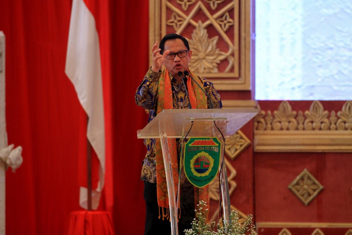 Menteri Dalam Negeri (Mendagri) Tito Karnavian saat memberikan paparan dalam rapat kerja perecepatan penyaluran dan pengelolaan dana desa di Palembang, Sumatera Selatan, Jumat (28/2/2020).