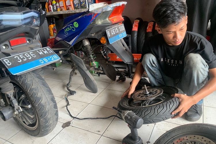 Ilustrasi bongkar roda motor listrik