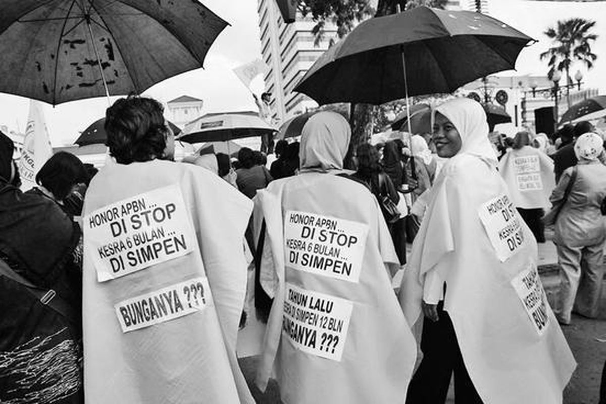 Ratusan guru bantu yang tergabung dalam Forum Komunikasi Guru Bantu Indonesia Provinsi DKI Jakarta berunjuk rasa di Gedung Balaikota DKI Jakarta, Jalan Medan Merdeka Selatan, Jakarta Pusat, Senin (9/6). Mereka menuntut gaji guru bantu DKI Jakarta dibayarkan rutin setiap bulan sampai dengan penerimaan gaji PNS dan segera memproses berkas-berkas calon pegawai negeri sipil.  