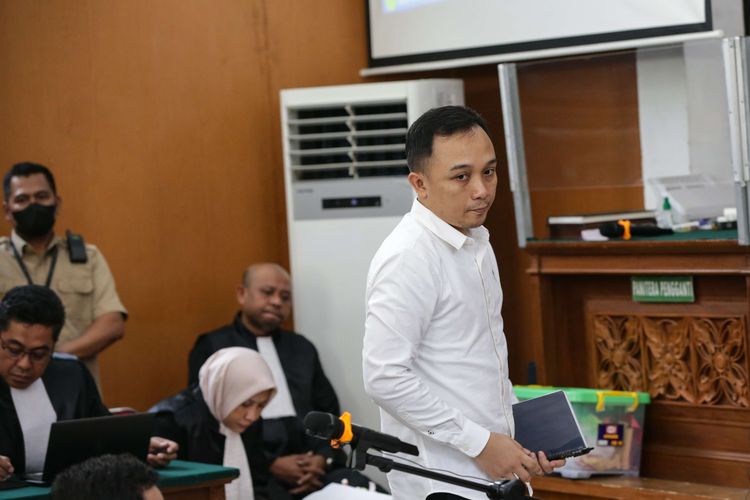 Terdakwa kasus pembunuhan berencana Brigadir J, Ricky Rizal menjalani sidang di Pengadilan Negeri Jakarta Selatan, Senin (12/12/2022). Putri Candrawathi menjadi saksi dalam sidang kali ini.