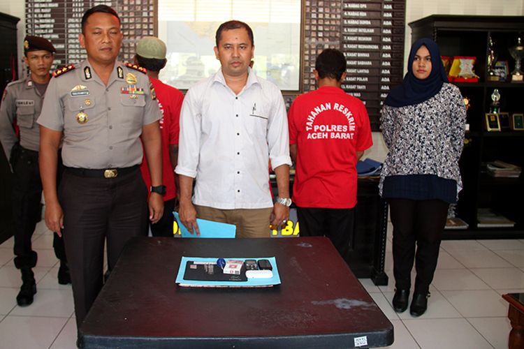 Tiga tersangka diciduk polisi polisi saat melakukan pesta narkotika jenis sabu diantaranya; R (60) PNS Staf Kantor Perizinan Satu Atap Pemkab Nagan Raya, M (60) Kabid Pariwisata DISPORA Aceh Barat dan MN (41) tenaga kontrak di Pemkab Aceh Barat, Selasa (18/4/17).