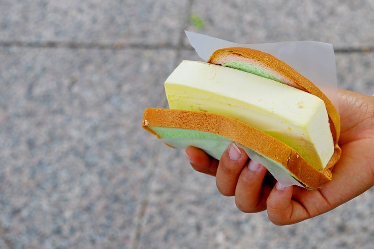 Ilustrasi sandwich es krim durian khas Singapura. 